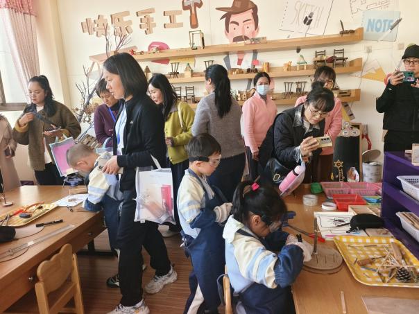 一群人围着桌子吃东西AI 生成的内容可能不正确。