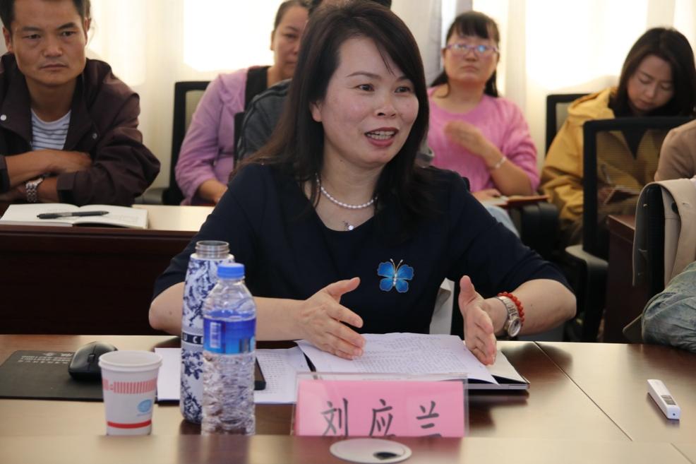 一群人坐在桌子前AI 生成的内容可能不正确。