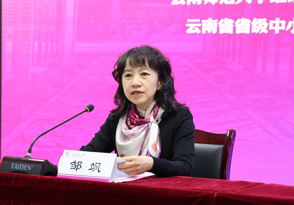 穿着粉色衣服的小孩AI 生成的内容可能不正确。