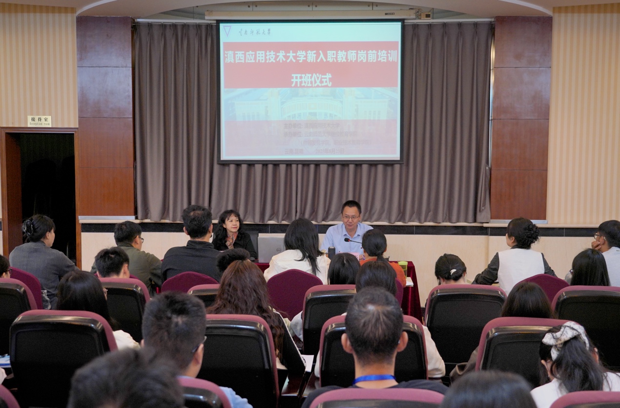 会议室里的人们  AI 生成的内容可能不正确。