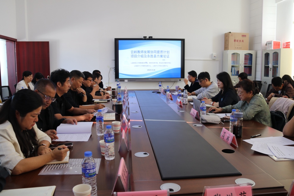 一群人在看电脑AI 生成的内容可能不正确。