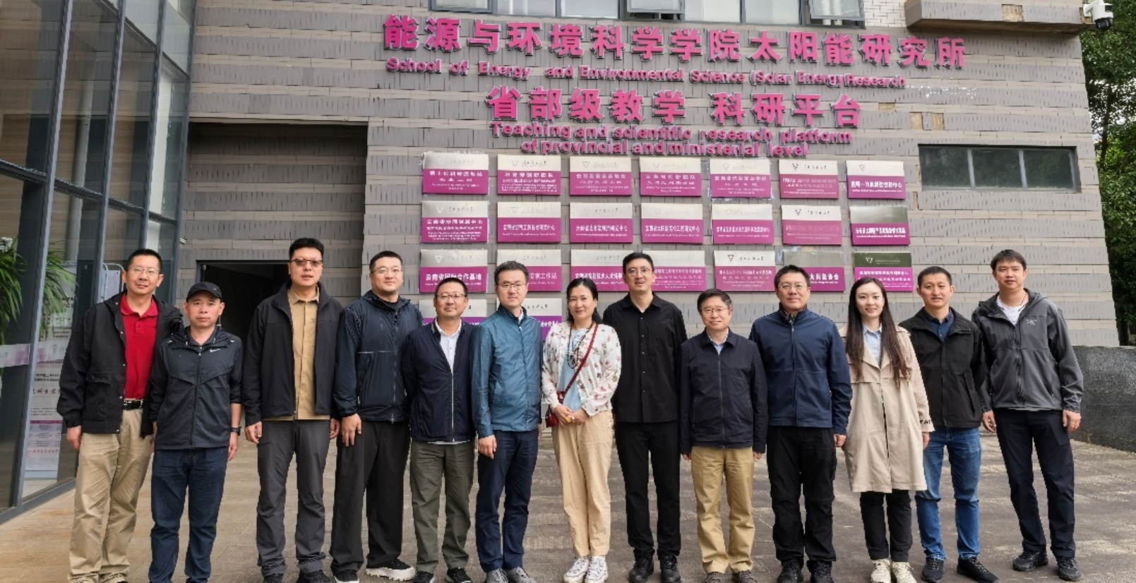 一群人站在建筑前AI 生成的内容可能不正确。