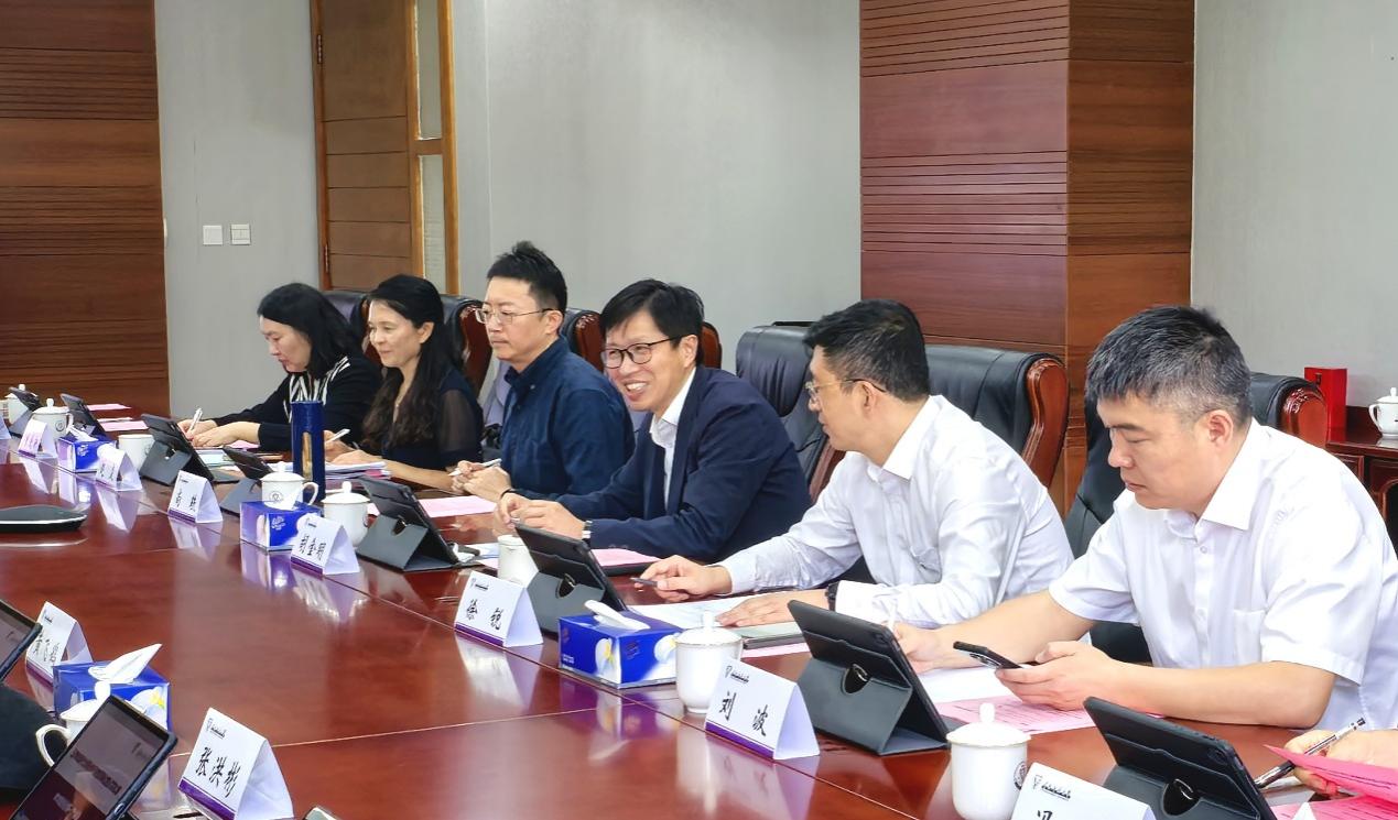 几个人在桌子边AI 生成的内容可能不正确。