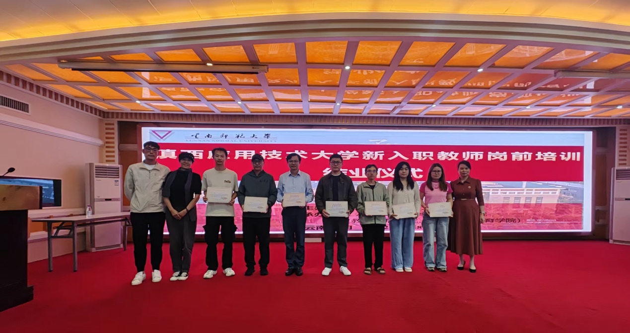 大厅里站着一群人  AI 生成的内容可能不正确。