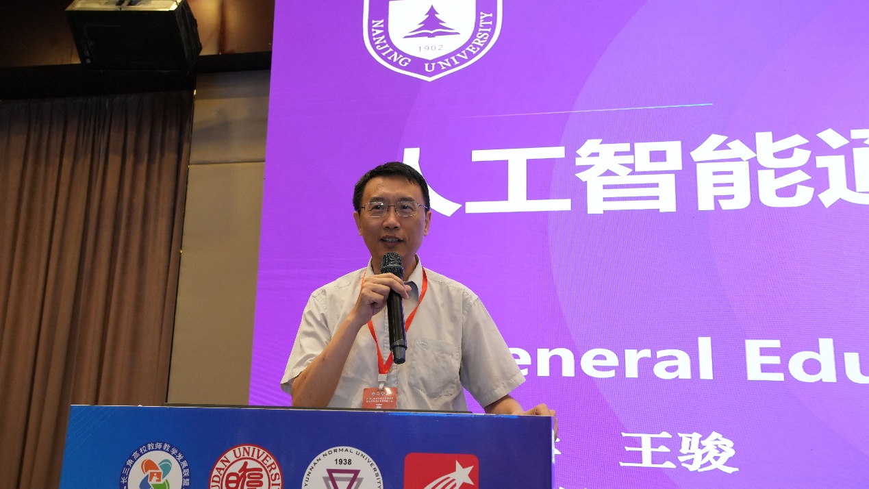 男人的照片上写着字AI 生成的内容可能不正确。