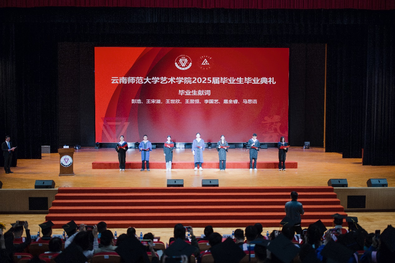 人们在看台上的人演出AI 生成的内容可能不正确。